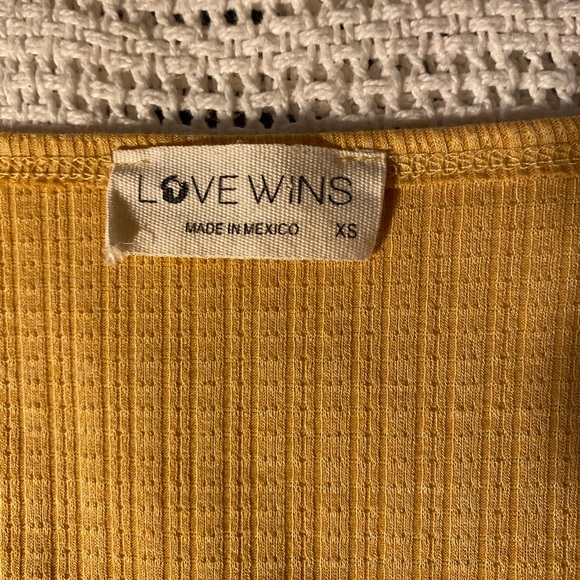 Sleeveless shirt with front tie - Picture 3 of 3